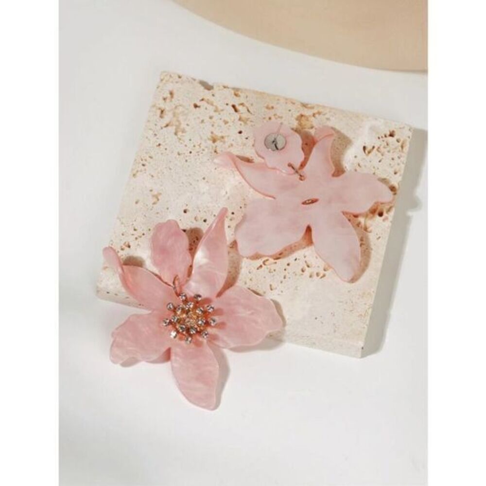 Ladies NWT Baby Pink Flower Drop Rhinestone Detail Earrings